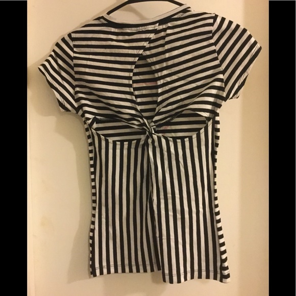 5/$25 for closet items under $15- GUESS T-Shirt - Picture 4 of 4